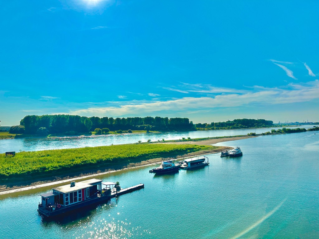 Hausboot der Hafenoase im Hitdorfer Hafen am Rhein
